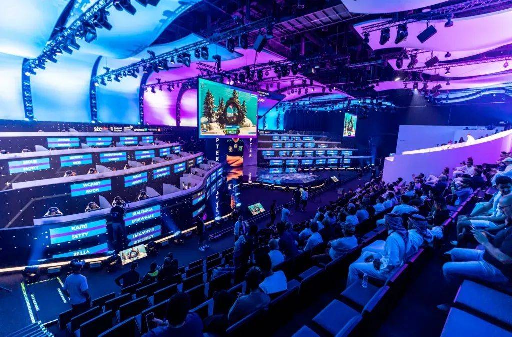 由多个民族 由多个民族